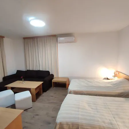 Longoz Πανσιόν Bliznatsi